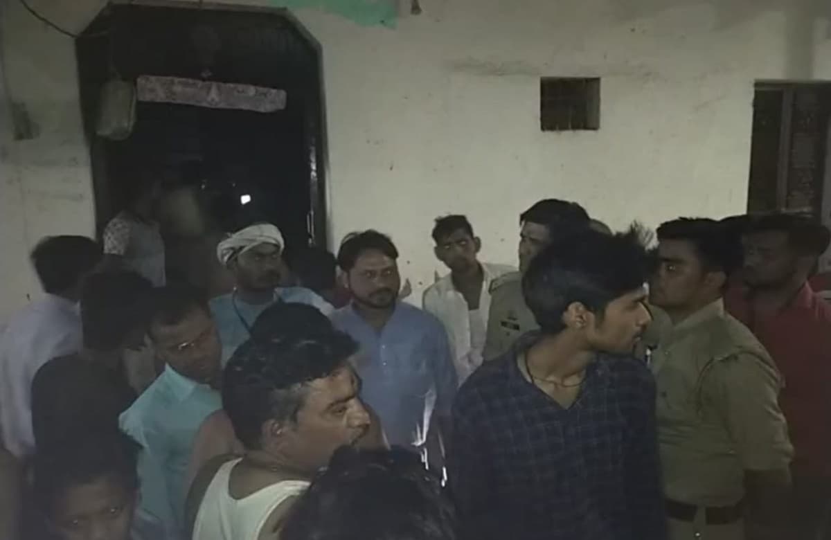 अलीगढ़: पत्नी मिली घर से गायब, पति ने मकान को किया आग के हवाले, पुलिस कर रही तलाश