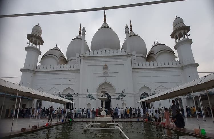 UP News: अलीगढ़ की इस मस्जिद में एक साथ 5000 लोग अदा करते हैं नमाज, जानिए कितना जड़ा है सोना