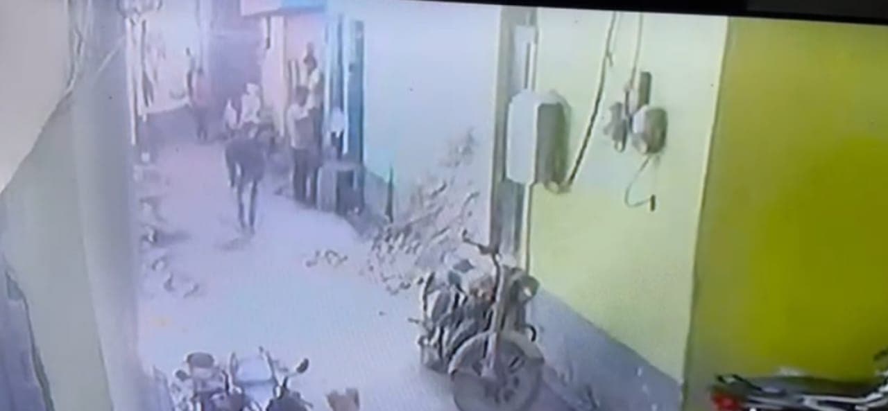 अलीगढ़ में क्रूरता की हदें पार, कुत्ते को बेरहमी से पीट-पीटकर मौत के घाट उतारा, वीडियो हुआ वायरल