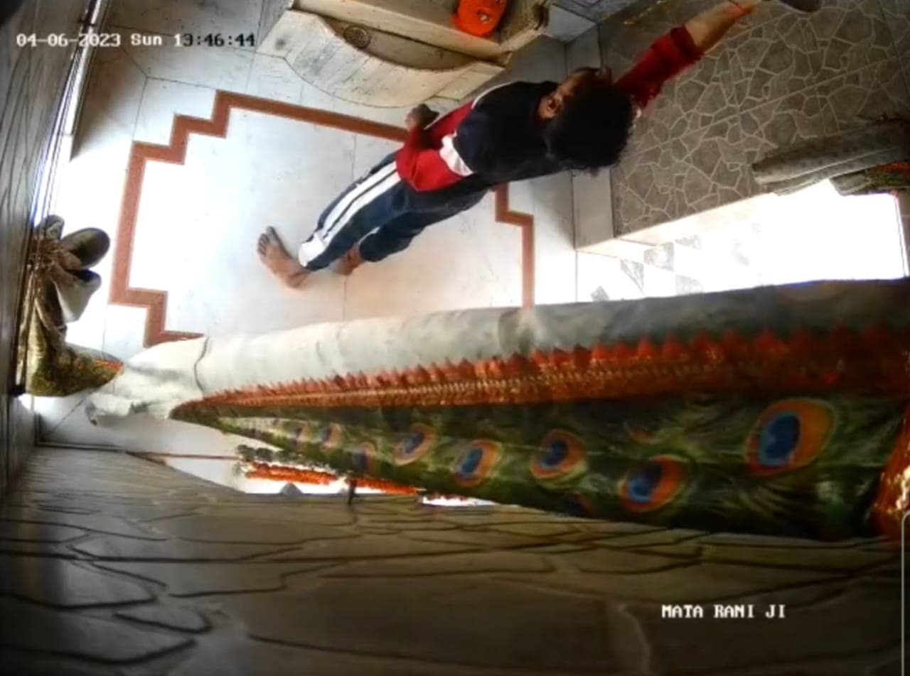 अलीगढ़ः मंदिर में भगवान के सामने युवक ने टेका माथा, फिर चुरा ले गया घंटा, घटना CCTV कैमरे में कैद