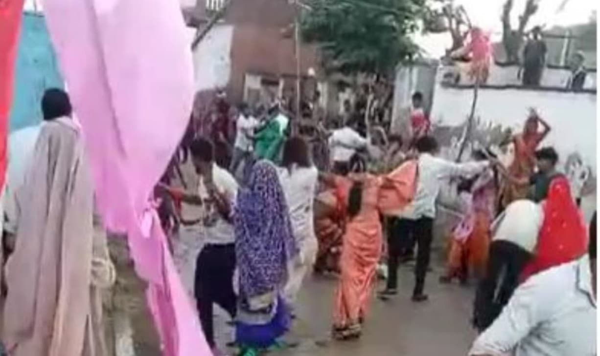 अलीगढ़: मन्नत पूरी होने पर मुस्लिम परिवार ने मंदिर में की पूजा, माता को चढ़ाई चुनरी, शहर में बना चर्चा का विषय