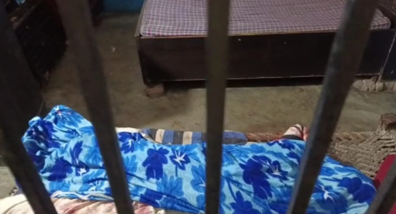 अलीगढ़ः मीट न लाने पर तीन बच्चों के सामने पत्नी का बेरहमी से कत्ल, चारपाई पर मिला शव