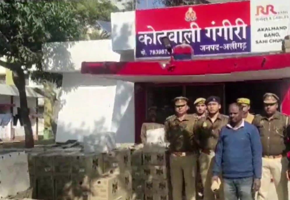 Aligarh News: आलू के बोरे के नीचे रखकर हो रही थी शराब की तस्करी, 360 से अधिक पेटी जब्त