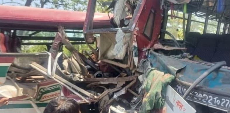 UP के आजमगढ़ में बड़ा सड़क हादसा, आपस में टकराई दो बस, कई यात्री घायल, ड्राइवर समेत तीन की हालत गंभीर