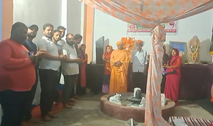 अलीगढ़ः आस्था या अंधविश्वास! शिवलिंग में दिखी भगवान शिव की आकृति, मंदिर की ओर दौड़ पड़े भक्त, जानें पूरा मामला