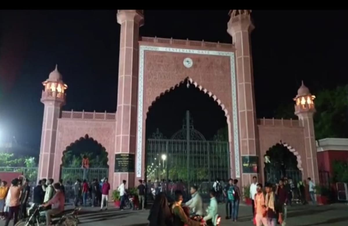 अलीगढ़: एमएयू के एंट्री गेट बंद कर छात्रों ने किया प्रदर्शन, निलंबित साथियों को बहाल करने की मांग