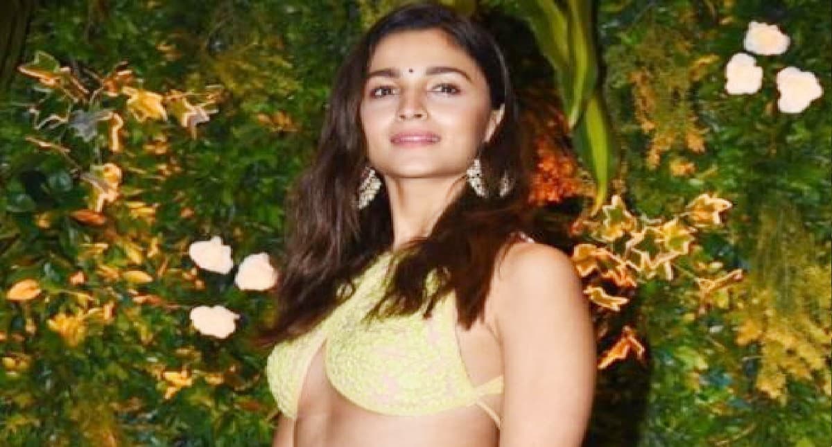 VIDEO: अनुष्का रंजन के संगीत में जमकर नाचीं आलिया भट्ट, रानी मुखर्जी के छलका-छलका सॉन्ग पर किया शानदार डांस