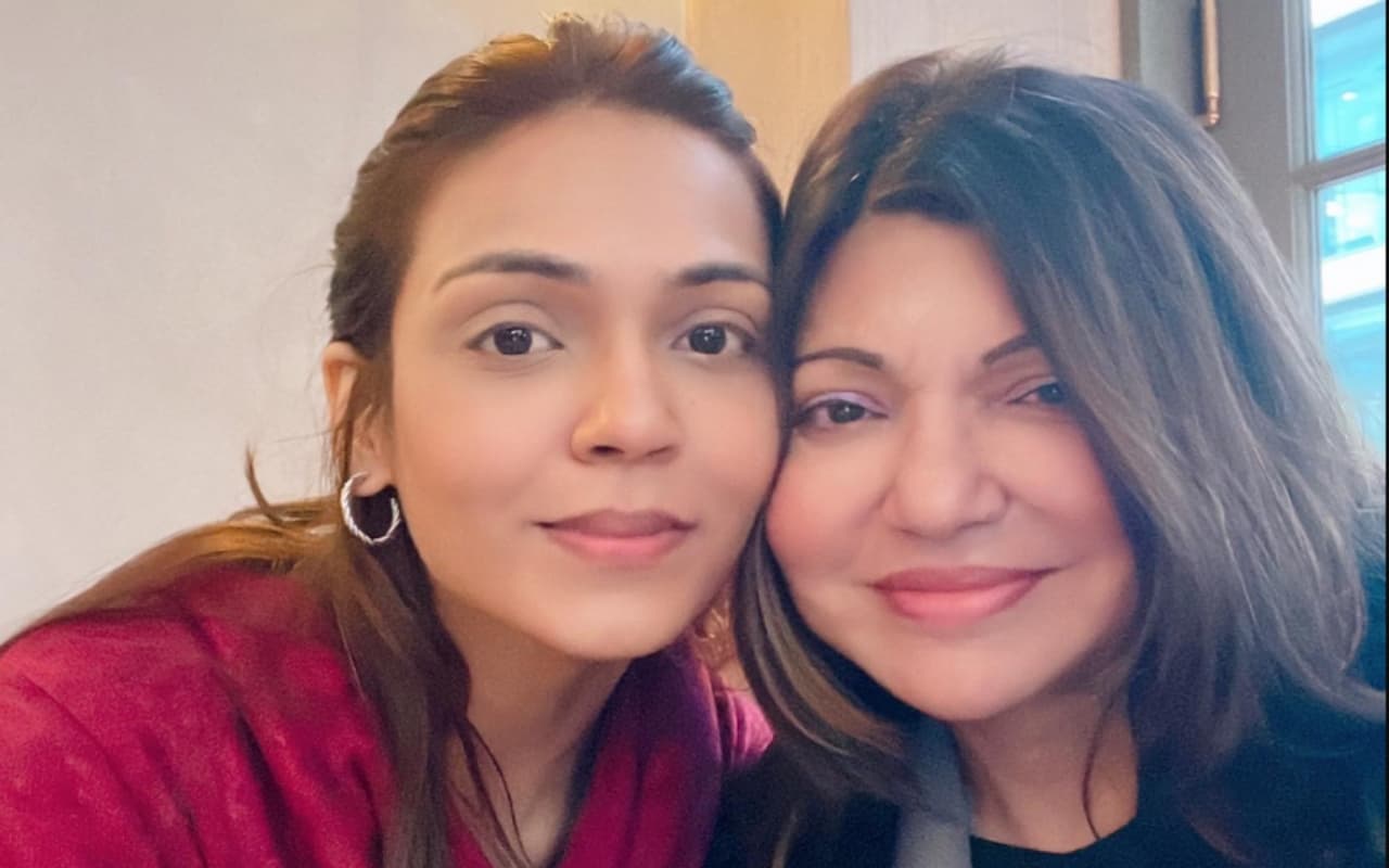 अलका याग्निक की कार्बन कॉपी हैं उनकी बेटी सायशा, सिगिंग से दूर करती हैं ये काम, ऐसी है पर्सनल लाइफ