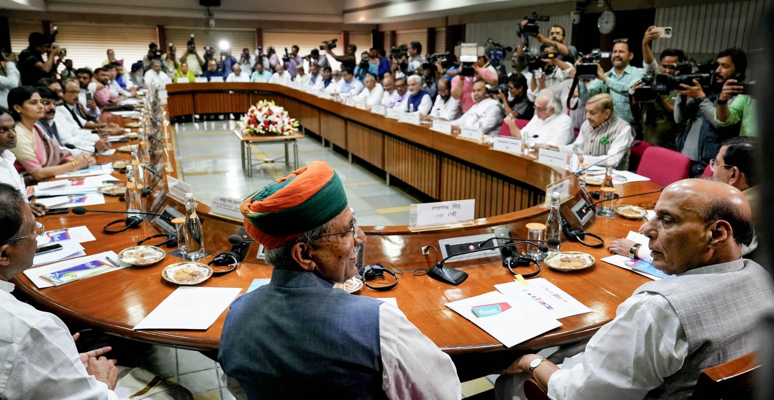 Monsoon Session: मानसून सत्र को लेकर विपक्ष ने कसी कमर, सर्वदलीय बैठक में गिनाये मुद्दे, गरमा सकता है सदन