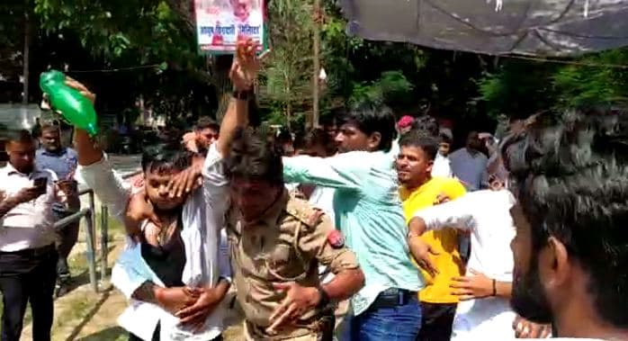 इलाहाबाद यूनिवर्सिटी में अनशन कर रहे छात्रों ने की आत्मदाह की कोशिश, उग्र छात्रों को शांत कर रही पुलिस