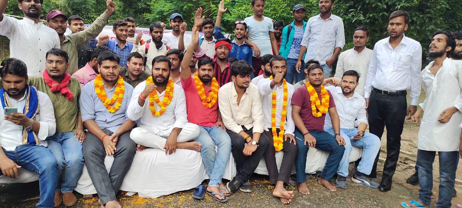 Allahabad University Protest: 400 प्रतिशत फीस वृद्धि के विरोध में छात्रों का अनशन जारी, दिन भर हुआ हंगामा