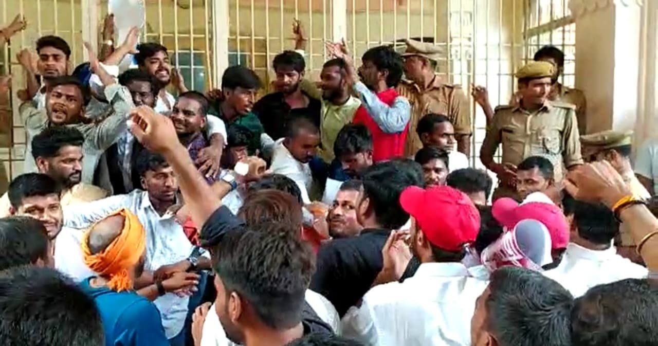 इलाहाबाद यूनिवर्सि‍टी में बढ़ी फीस घटाने के लिए उग्र प्रदर्शन, VC कार्यालय की छत पर चढ़े छात्र का हंगामा