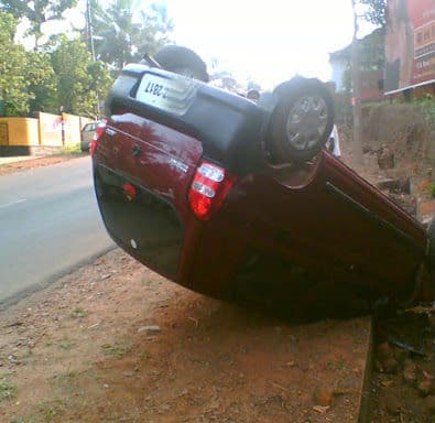 ऑल्टो पलट जाने से दो की लोगों की मौत, तीन जख्मी