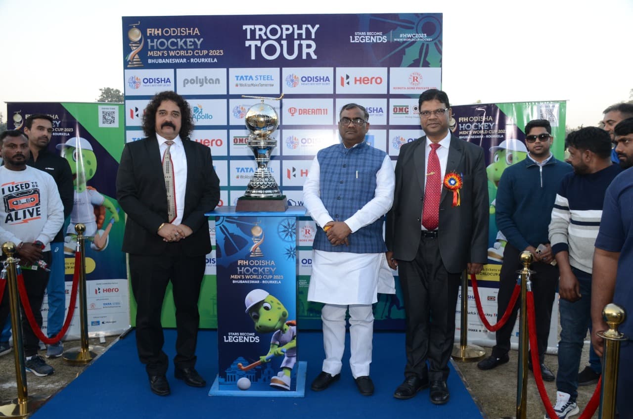 लखनऊ पहुंची हॉकी विश्व कप की ट्रॉफी, ढोल नगाड़े के साथ हुआ भव्य स्वागत, यहां किया गया अनावरण...