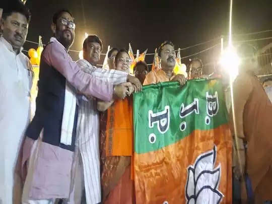 बंगाल चुनाव के बीच TMC को झटका ! सीटिंग MLA ने पार्टी से दिया इस्तीफा, बीजेपी में हुए शामिल