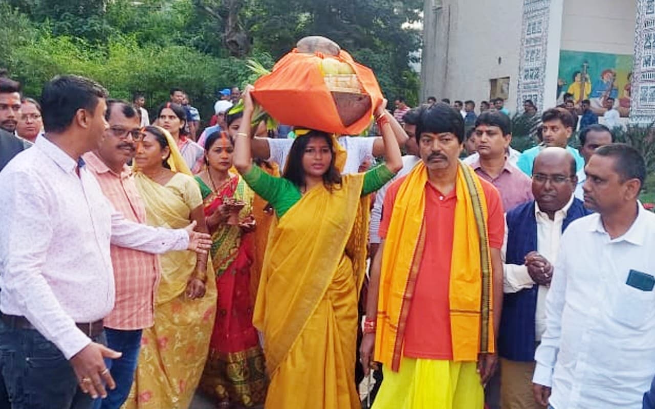 झारखंड की कांग्रेस विधायक अंबा प्रसाद ने पिता योगेंद्र साव के साथ पतरातू में दिया अर्घ्य, देखें तस्वीरें