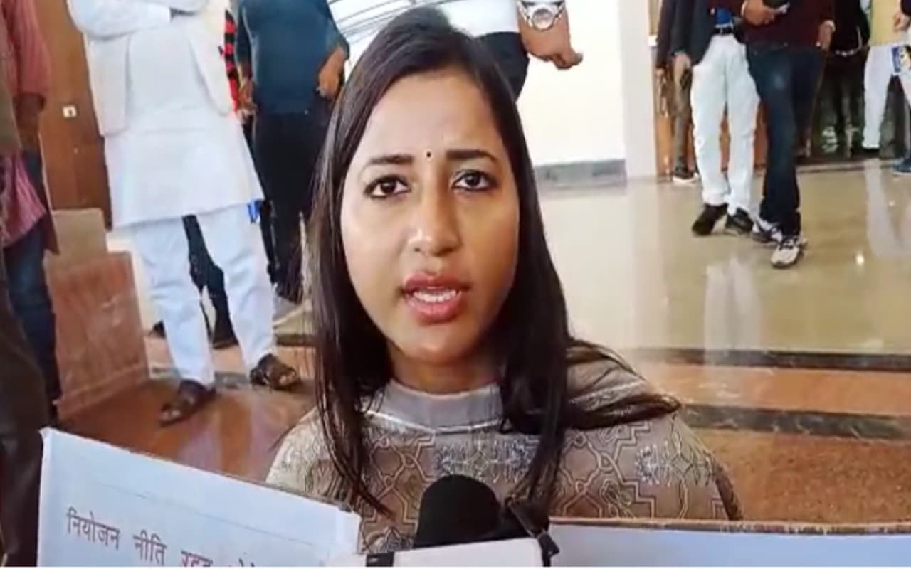 झारखंड की नियोजन नीति को लेकर सदन के बाहर धरने पर बैठीं कांग्रेस विधायक अंबा प्रसाद ने कही यह बात