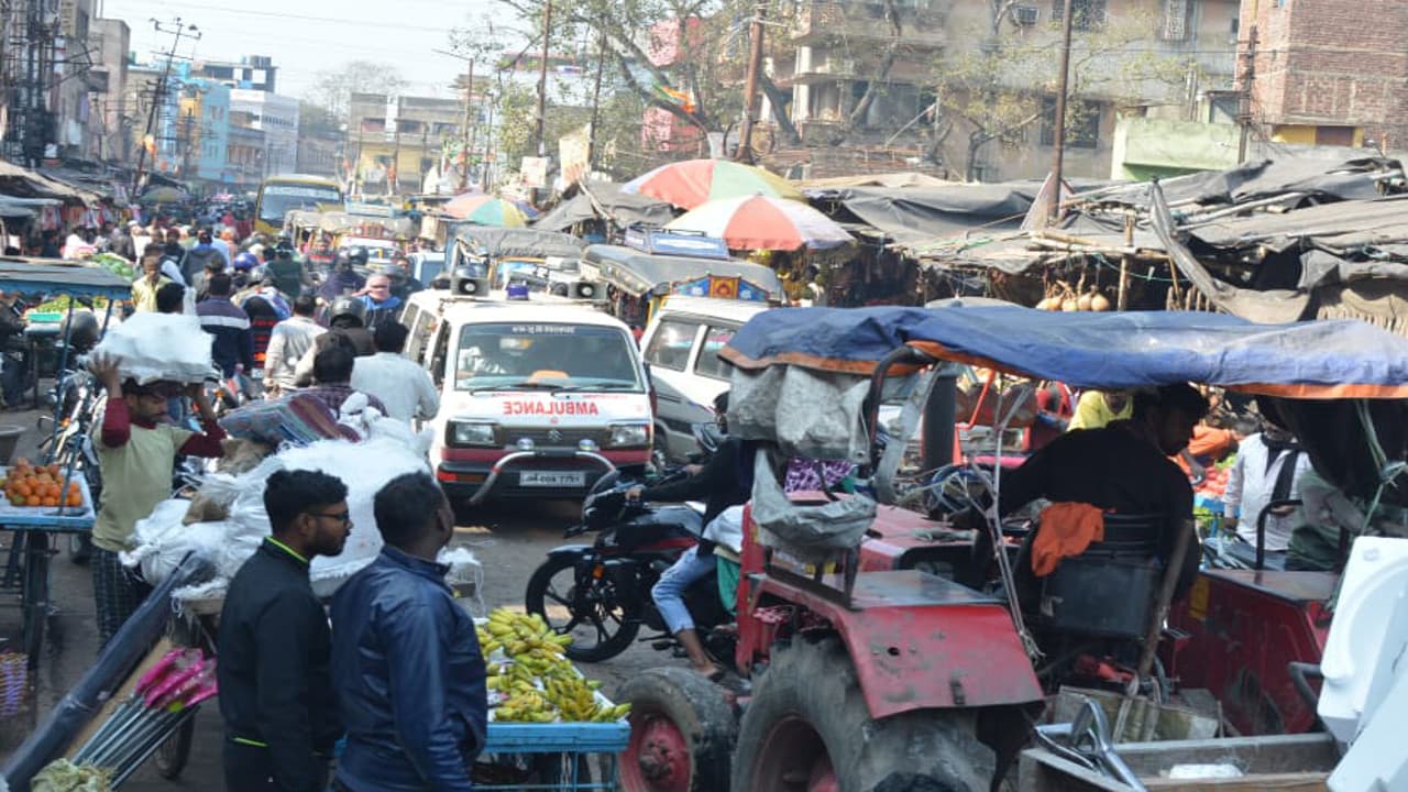 झरिया के बाटा मोड़ में जाम में फंसा एंबुलेंस, महिला मरीज की हुई मौत, जाम के कारण रेंगते रहे वाहन