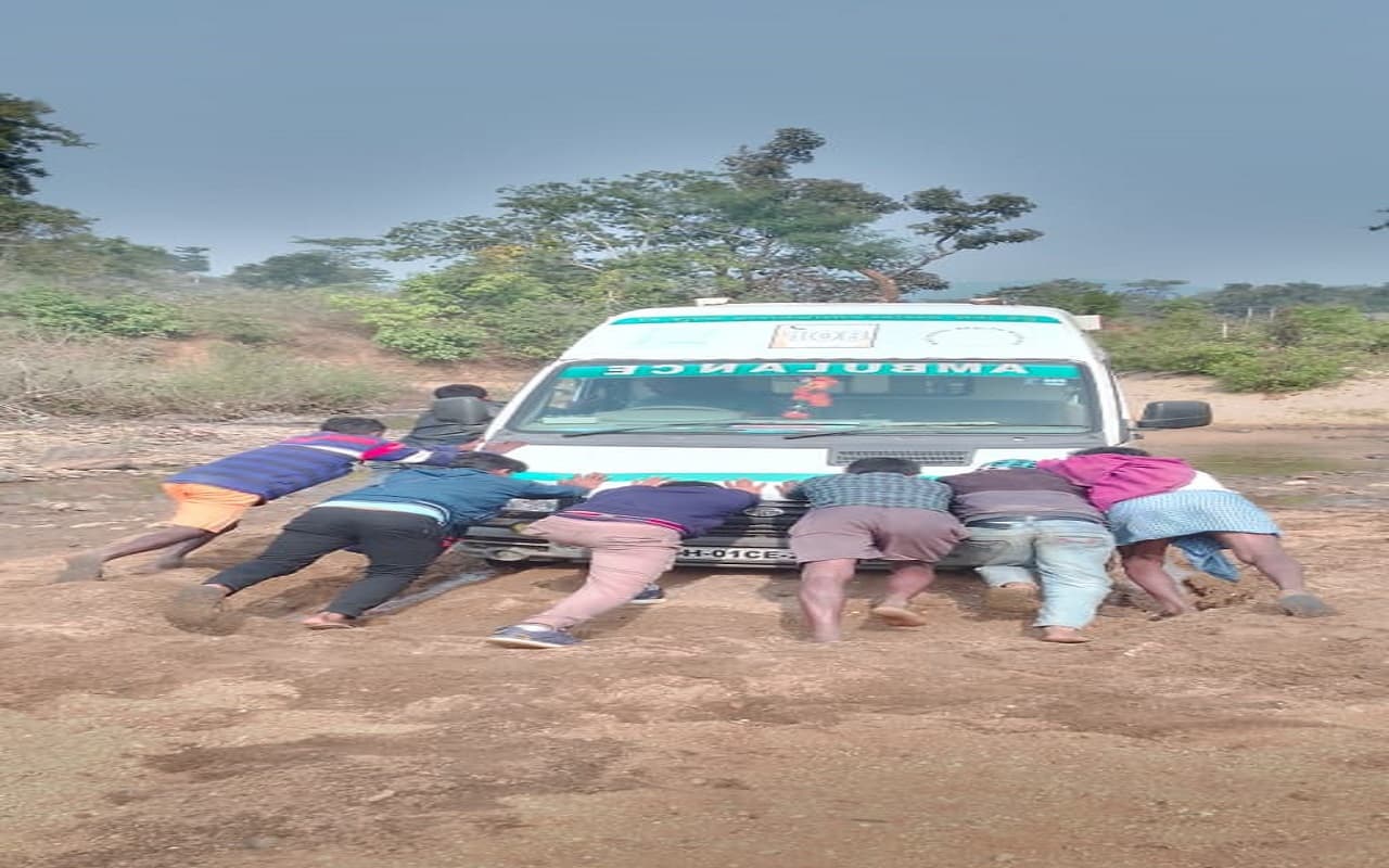 Jharkhand News: बनई नदी में फंसी एंबुलेंस, प्रसव पीड़ा से तड़प रही गर्भवती महिला 3 km पैदल चलने पर हुई मजबूर