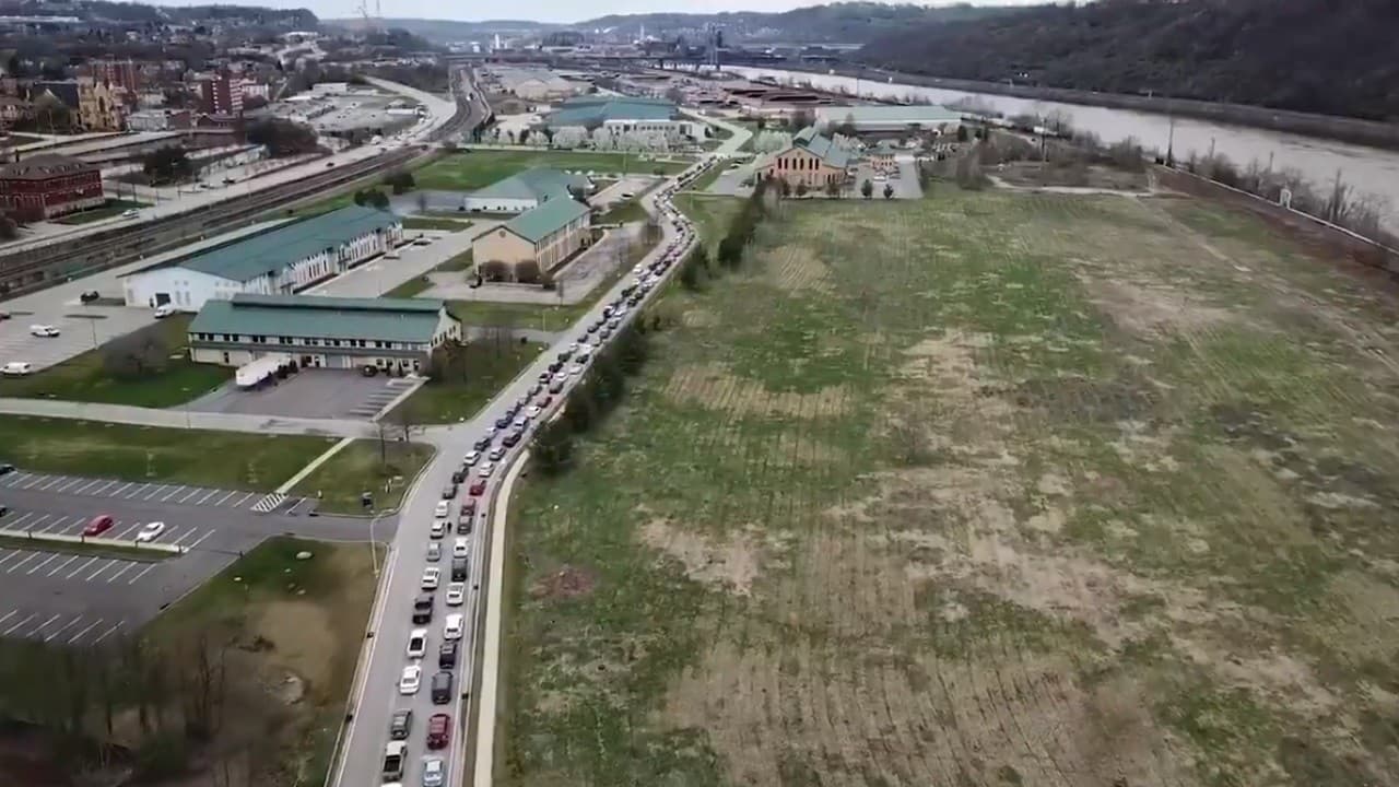 कोरोना का दंश झेल रहे अमेरिकी परिवारों पर भूख का संकट, भोजन बैंक में उमड़ रही भीड़