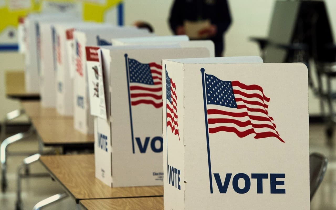 America: चुनावी गड़बड़ी मामले में चार अमेरिकी और तीन रूसी नागरिकों पर आरोप