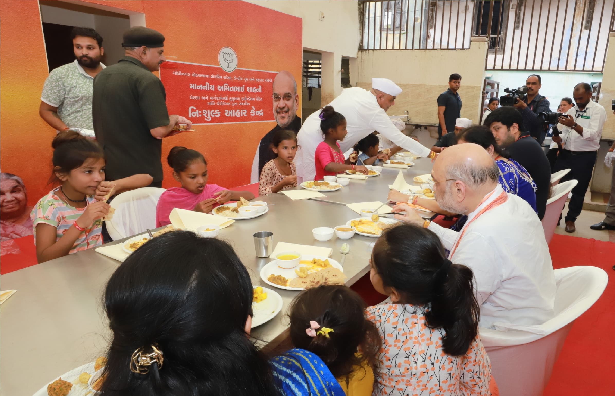 अमित शाह ने गरीब बच्चों संग किया दोपहर का भोजन, जानें क्यों खास है कुसुम्ब अन्न रसोई, देखें तस्वीरें