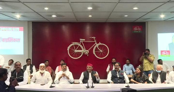 अमित शाह के लखनऊ दौरे के बाद BJP को झटका, विधायक राकेश राठौड़ ने थामा सपा का दामन