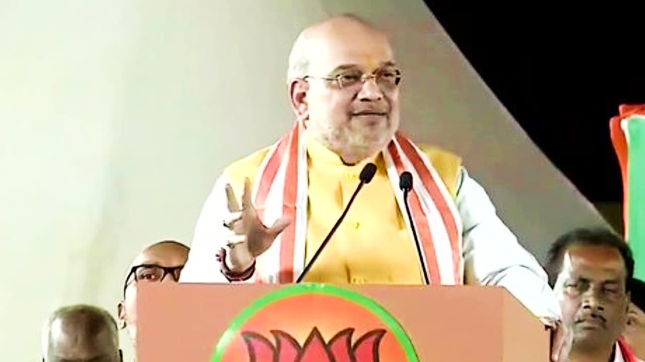 तेलंगाना में केसीआर पर बरसे अमित शाह, कहा-ओवैसी के हाथ में है TRS के कार की स्टीयरिंग