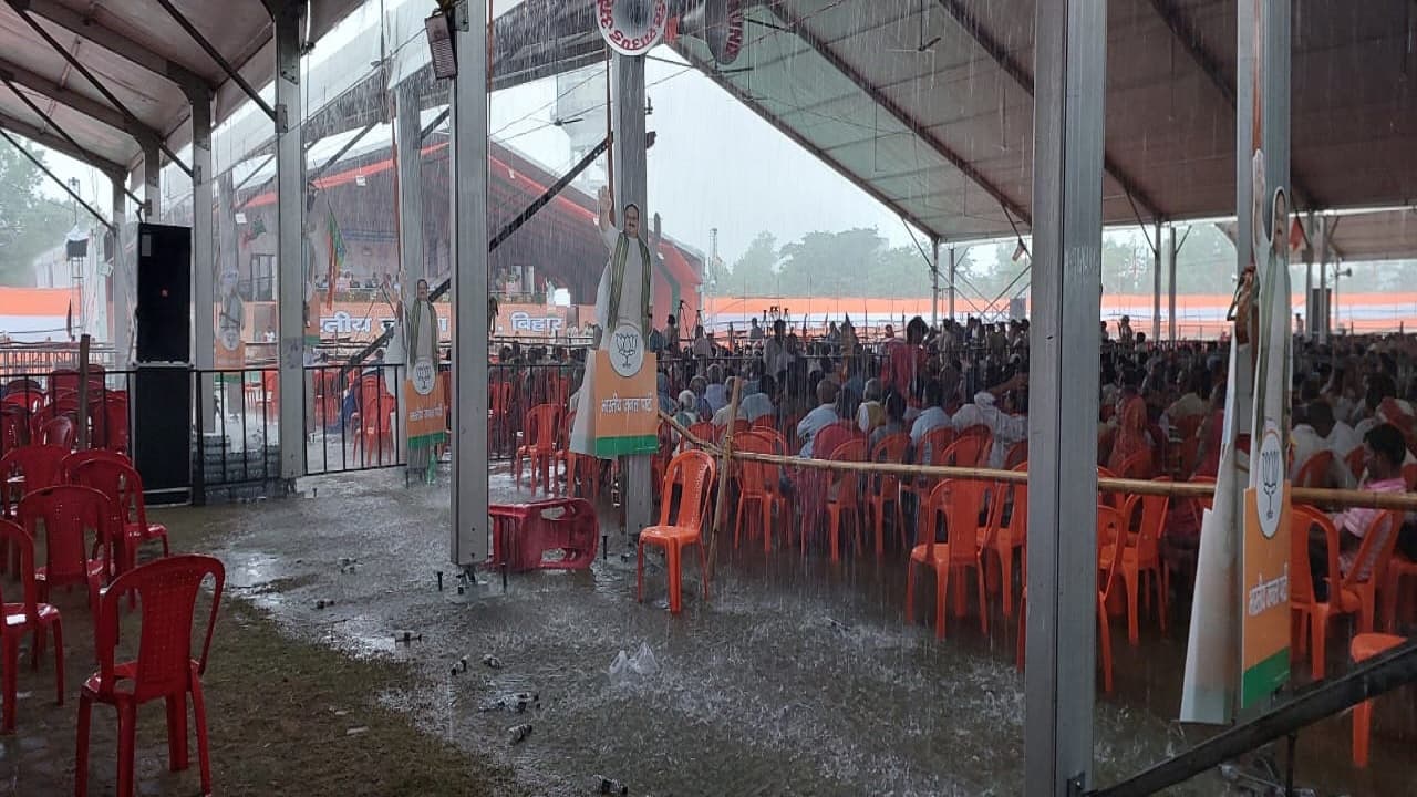बिहार: लखीसराय में अमित शाह की रैली से पहले मौसम का बिगड़ा मिजाज, पटना में भी बारिश ने पकड़ी रफ्तार