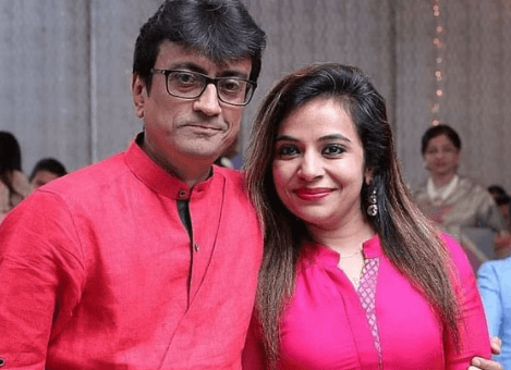 Taarak Mehta Ka Ooltah Chashmah के 'बापूजी' की पत्नी हैं बेहद ग्लैमरस, खूबसूरती के मामले में 'बबीता जी' से नहीं है कम, PHOTOS