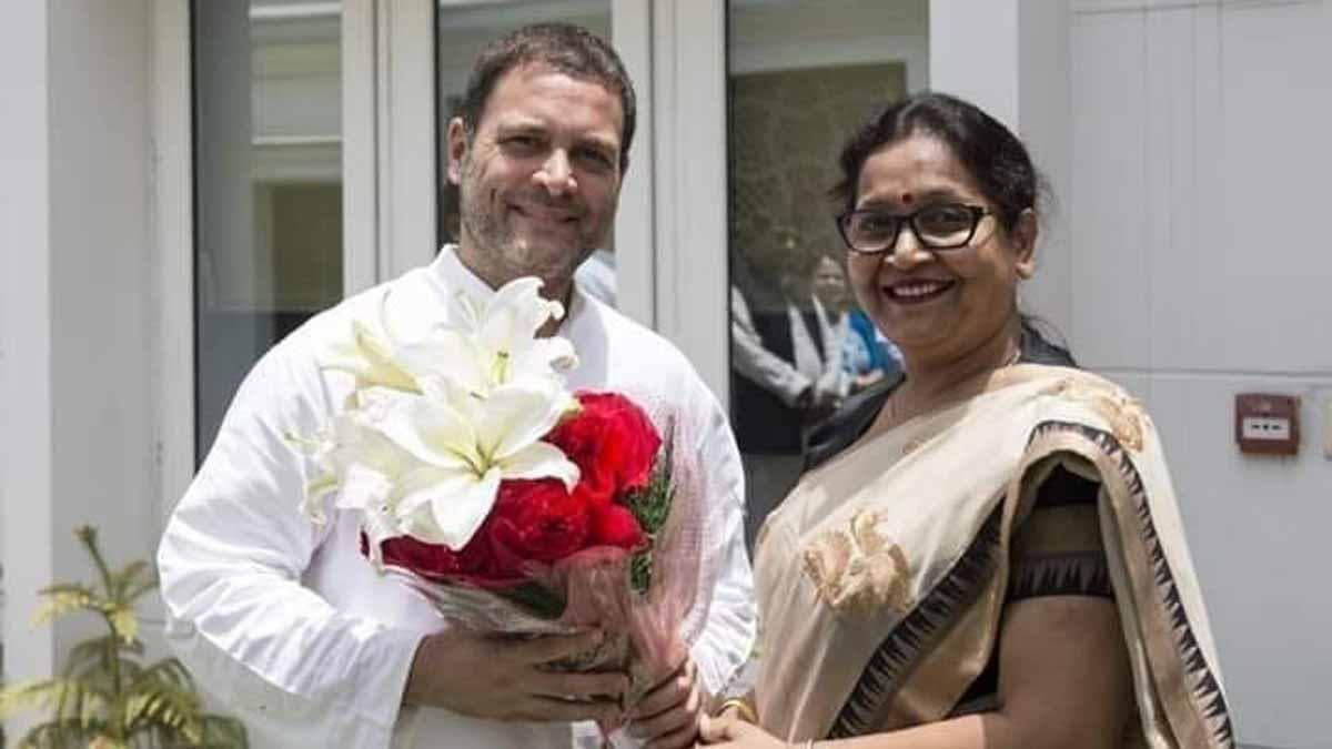 प्रदेश कांग्रेस अध्यक्ष बनते ही अखिलेश सिंह को पहला झटका, अमिता भूषण ने दिया इस्तीफा