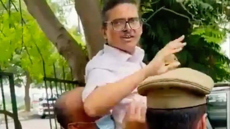 Amitabh Thakur News: पूर्व आईपीएस अमिताभ ठाकुर की गिरफ्तारी पर भड़के अखिलेश यादव, कहा नहीं चाहिए भाजपा