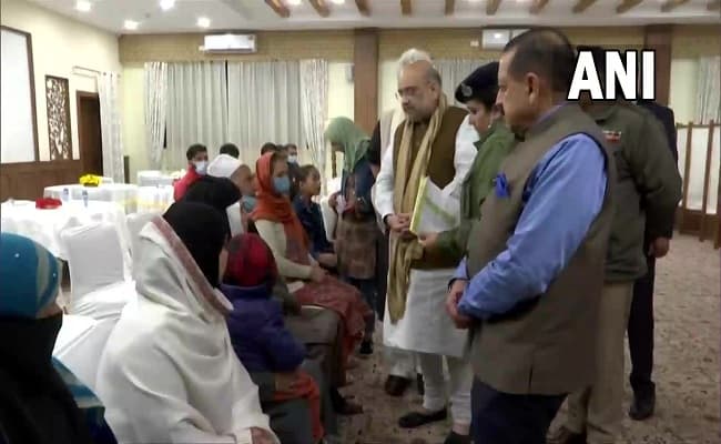 जम्मू-कश्मीर: शहीदों और मारे गए नागरिकों के परिजनों से मिले अमित शाह, दिलाया सरकार के साथ होने का भरोसा