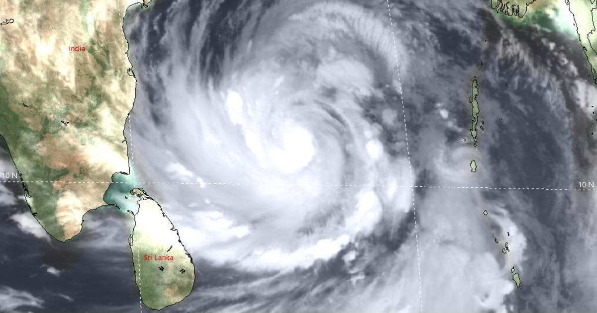 Cyclone Amphan, Weather Updates 20 मई 2020 : महाचक्रवात 'अम्फान' ने ली 5 की जान, तेज हवाओं के साथ हो रही भारी बारिश