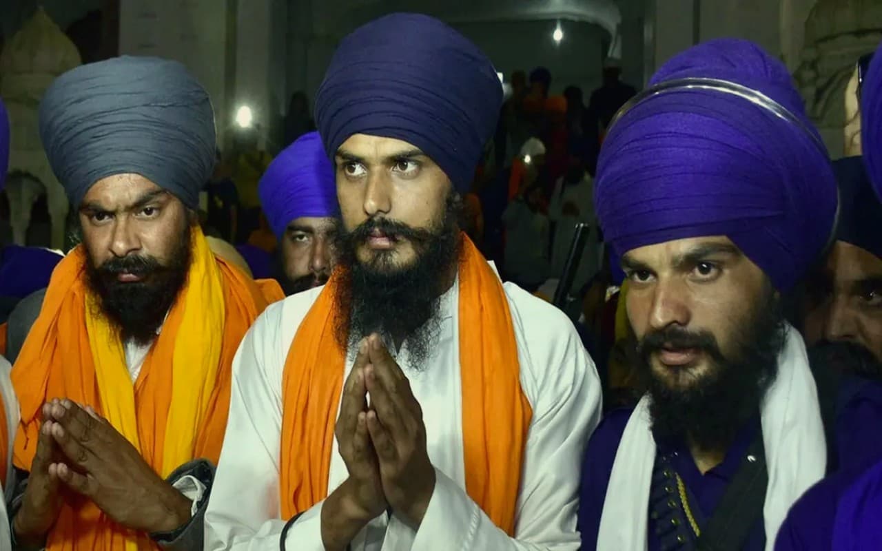 Punjab: बटाला रेलवे स्टेशन पर चिपकाए गए वांटेड अमृतपाल के पोस्टर, जानकारी देने वाले को इनाम की घोषणा