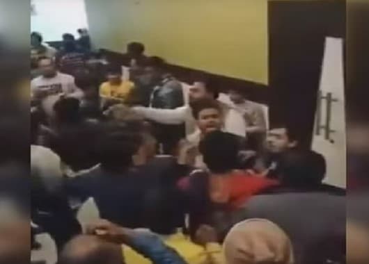 Amroha: अमरोहा में पठान फिल्म के दौरान दो पक्ष भिड़े, जमकर चले लात-घूंसे, पुलिस ने दो युवकों को किया गिरफ्तार