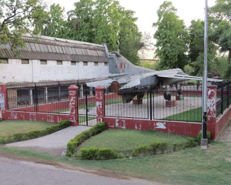 AMU: अलीगढ़ मुस्लिम यूनिवर्सिटी में खड़े फाइटर प्लेन को बेचने का ऑनलाइन विज्ञापन, कीमत देख सभी के उड़े होश