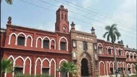 Aligarh Muslim University: मदरसे से यूनिवर्सिटी तक का सफर, कई विवादों का रहा केंद्र, नहीं हटी जिन्ना की तस्वीर