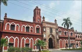 AMU में गणतंत्र दिवस पर लगे धार्मिक नारे, प्राइमरी टीचर का भारत माता के चित्र पर पुष्प अर्पित करने से इनकार...