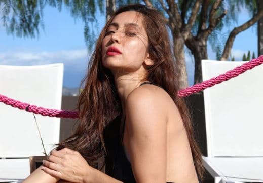 अनुषा दांडेकर ने टॉपलेस फोटोशूट से बढ़ाया इंटरनेट का पारा, फैंस ने कर दिए ऐसे कमेंट्स, लिखा- 'इस तसवीर के पीछे...'