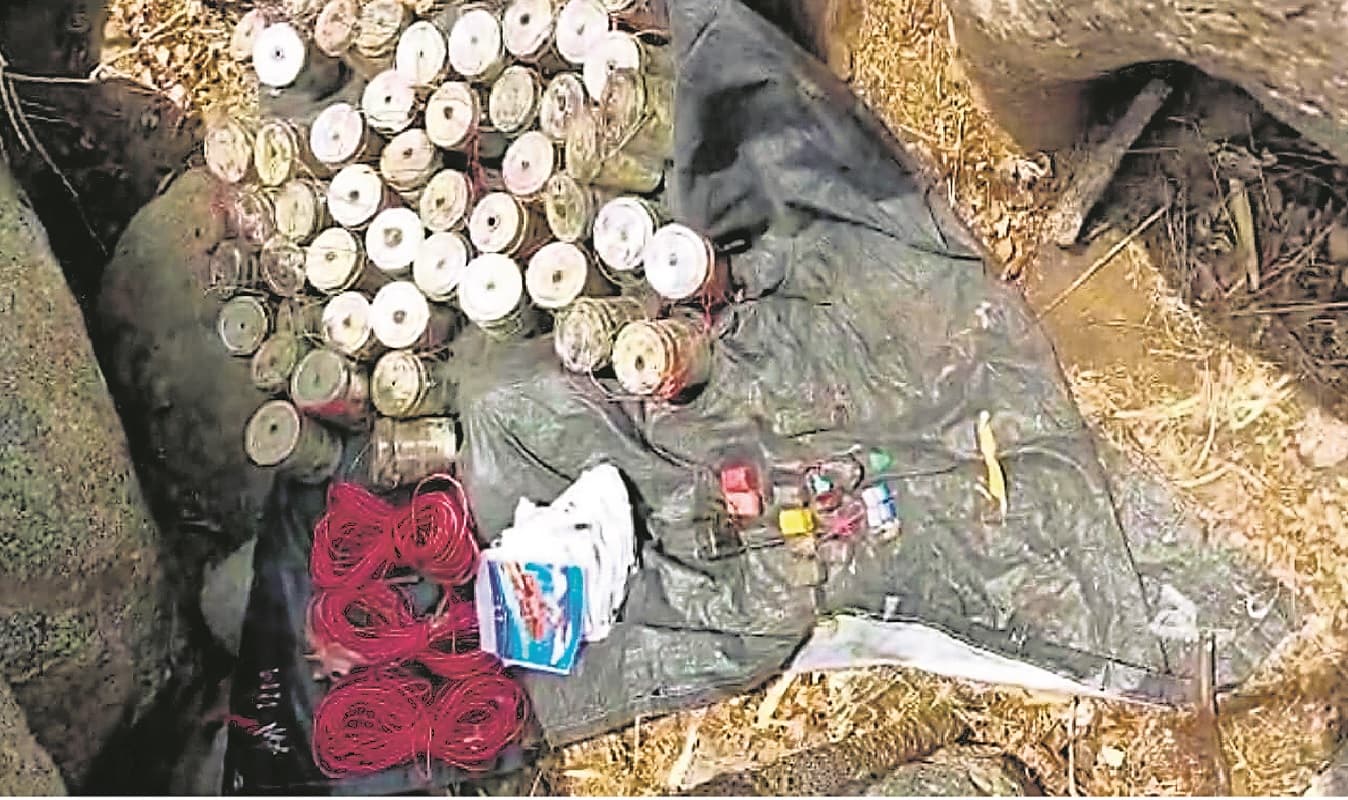 औरंगाबाद में सुरक्षा बलों पर हमले की तैयारी में थे नक्सली, छापेमारी में भारी मात्रा में विस्फोटक बरामद