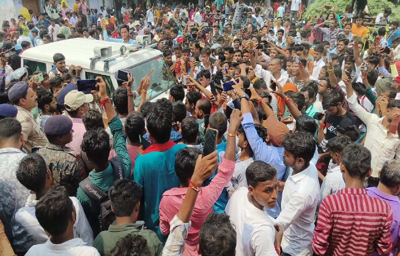 समस्तीपुर में परीक्षा के दौरान छात्र की मौत पर हंगामा, कॉलेज में भारी तोड़फोड़, विवि ने स्थगित की परीक्षा