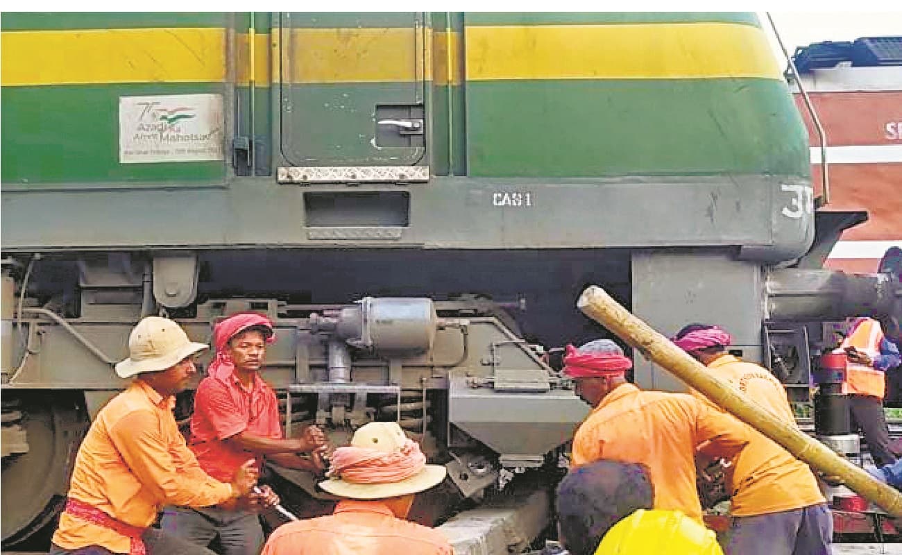 Bihar News : बाढ़ स्टेशन पर जब बिना ड्राइवर के ही चल पड़ा इंजन, 100 मीटर बाद उतरा पटरी से नीचे