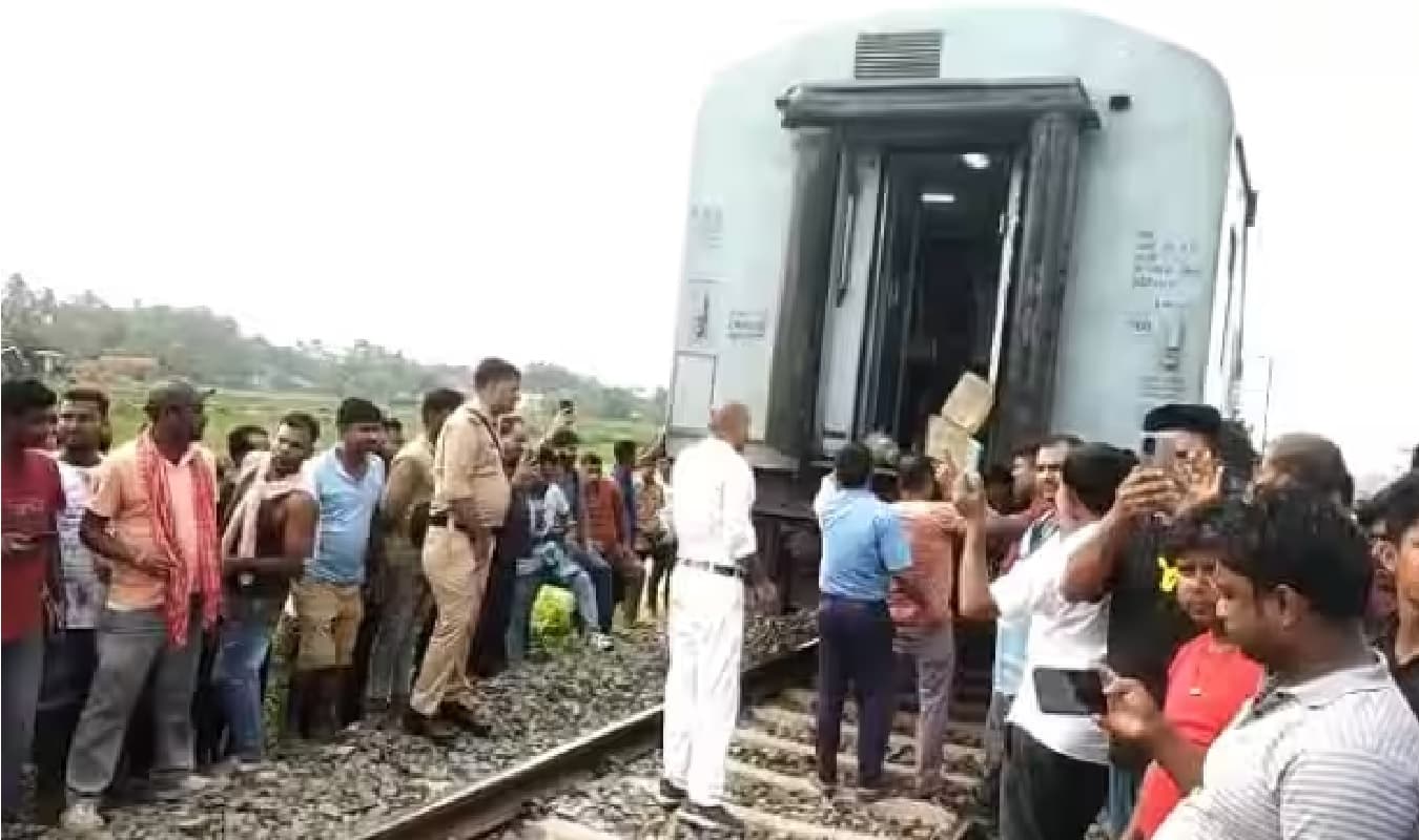 बिहार: ढालकोला स्टेशन के पास दो हिस्सों में बंटी लोहित एक्सप्रेस, ट्रेन में बैठे यात्रियों की थमीं सांसें