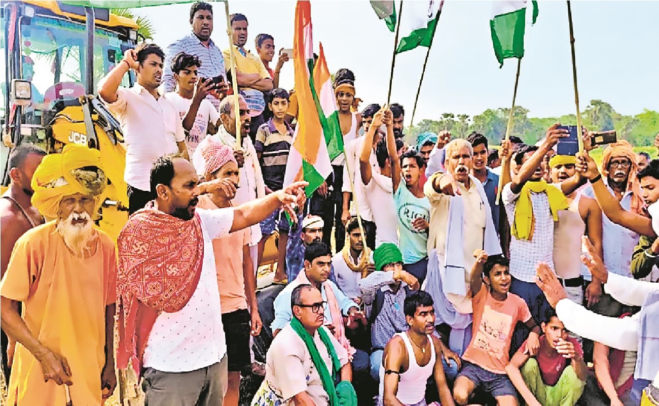 पटना के धनरुआ में किसानों ने भारतमाला सड़क परियोजना का काम रोका, जानिए क्यों जेसीबी के आगे बैठ गए