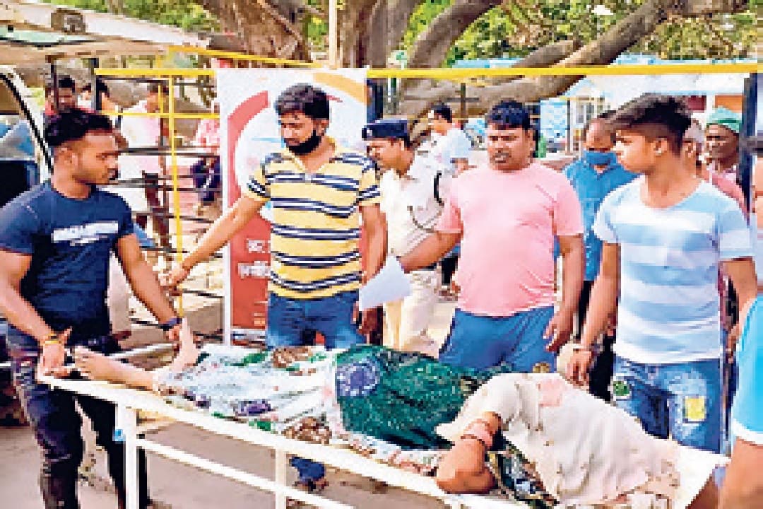 गोपालगंज में नशेड़ी बेटे ने पीट-पीट कर मां की कर दी हत्या, ग्रामीणों ने आरोपित को किया पुलिस के हवाले