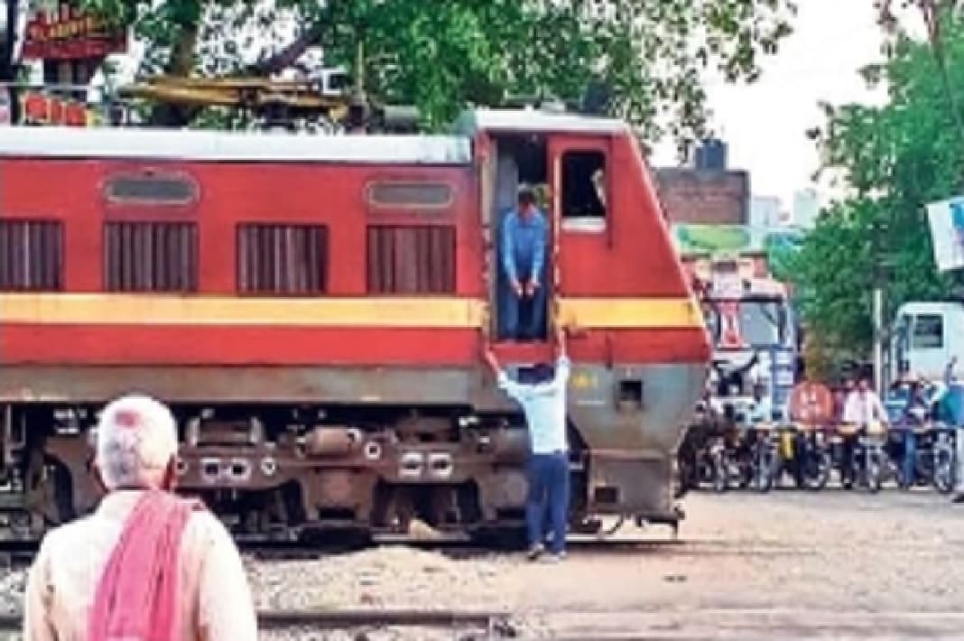 Bihar News: सिवान में चाय पीने की लिए ड्राइवर ने रोक दी ट्रेन, लोग करते रहे इंतज़ार