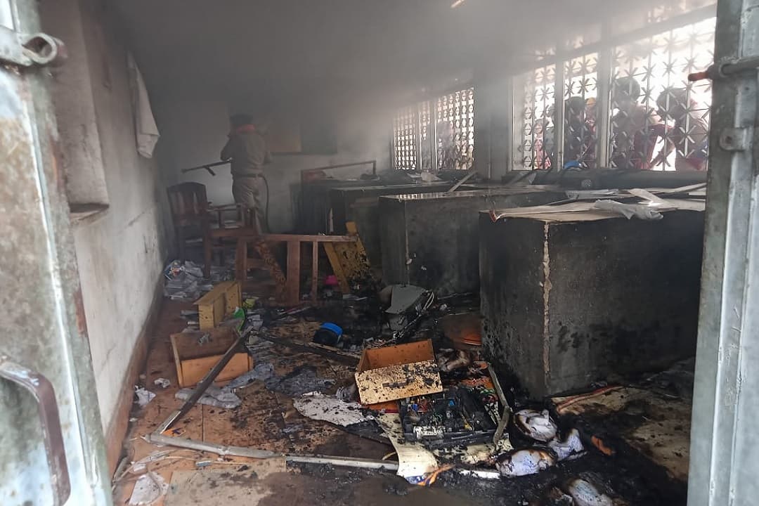 बिहिया स्टेशन पर प्रदर्शनकारियों ने टिकट काउंटर को फूंका, यात्रियों के साथ भी मारपीट