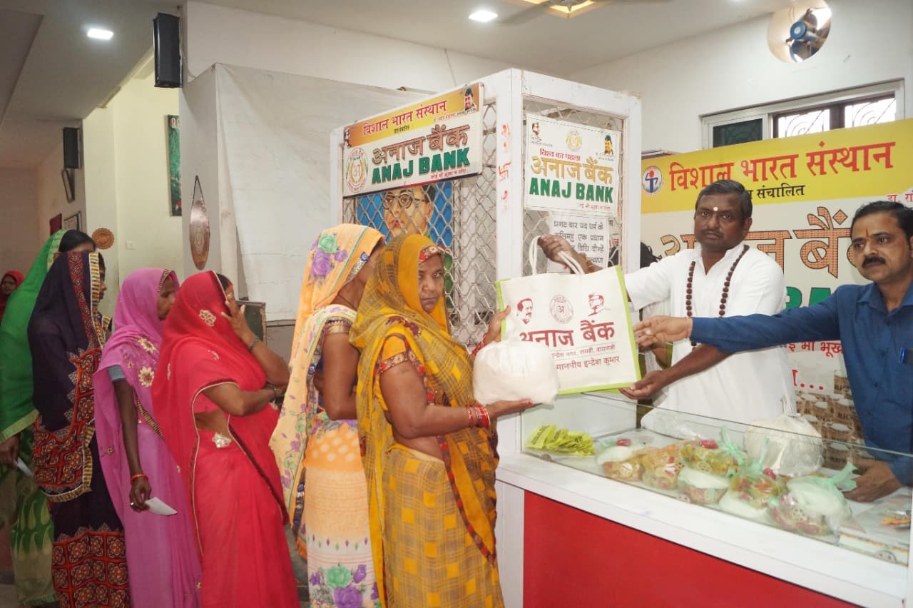 मुंशी प्रेमचंद के गांव लमही में होली की बधाई देने पहुंचे समाजसेवी, गरीबों के चेहरों पर छाई खुशी