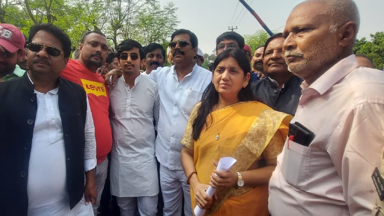 बिहार: पूर्व सांसद आनंद मोहन 15 दिनों के पैरोल पर जेल से बाहर, कहा- कानून के दायरे में रहकर ही करेंगे काम बिहार: पूर्व सांसद आनंद मोहन 15 दिनों के पैरोल पर जेल से बाहर, कहा- कानून के दायरे में रहकर ही करेंगे काम